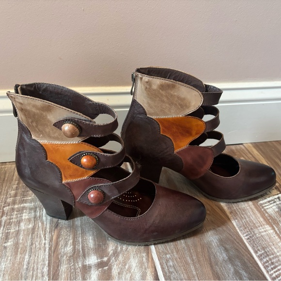 L'ATISTE Brown and Tan Heeled Boots with Vintage Design - Picture 2 of 4